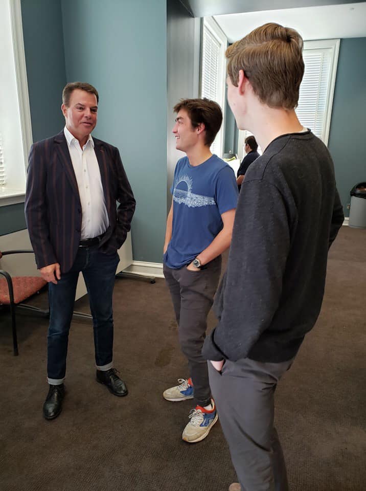 Shepard Smith speaks with students. All photos on this page are from professors and University Communications.